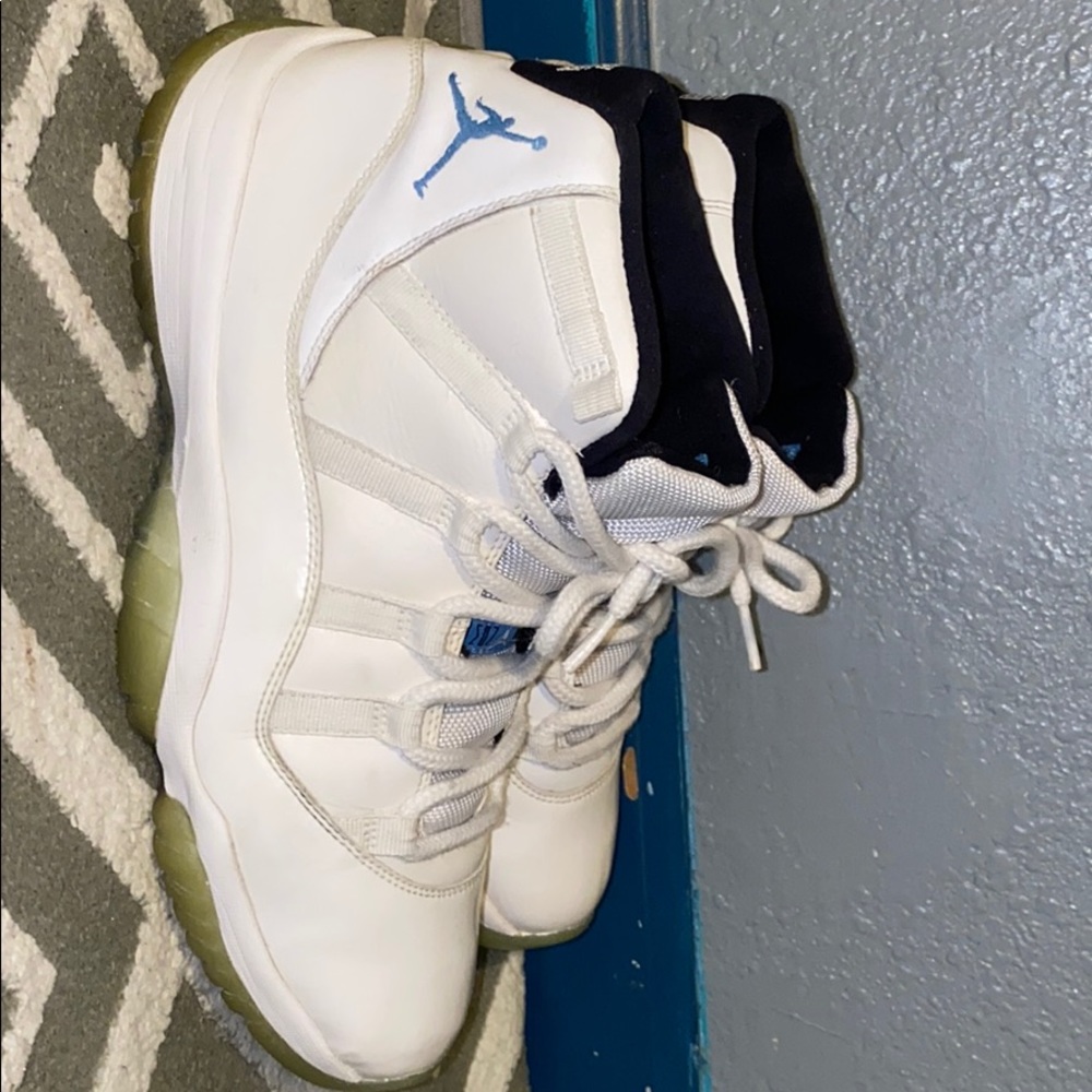 Sneaker reseller - Picture 3 of 5